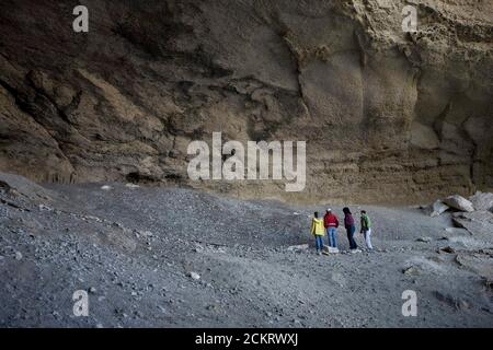 Comstock, TX 15 novembre 2008 : des randonneurs de sexe féminin dans la grotte de Parida, le long de la rivière Rio Grande, dans une zone accidentée du comté de Val Verde, TX. ©Bob Daemmrich Banque D'Images