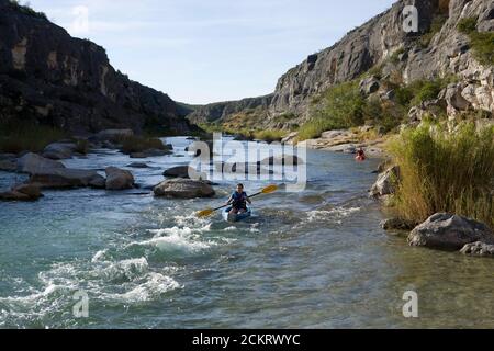 Comstock, TX USA, 15 novembre 2008 : kayak d'automne sur la rivière Pecos dans le sud-ouest du comté de Val Verde. ©Bob Daemmrich Banque D'Images