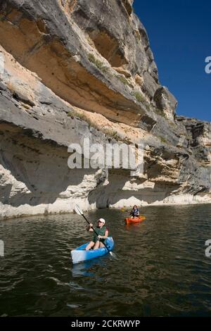 Comstock, TX 15 novembre 2008 : des kayakistes féminins explorent une partie éloignée de la rivière Pecos dans le comté de Val Verde, au Texas, lors d'une excursion en kayak d'automne dans le sud-ouest du Texas. ©Bob Daemmrich Banque D'Images