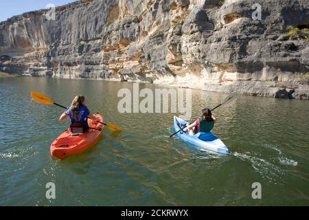 Comstock, TX 15 novembre 2008 : des kayakistes féminins explorent une partie éloignée de la rivière Pecos dans le comté de Val Verde, au Texas, lors d'une excursion en kayak d'automne dans le sud-ouest du Texas. ©Bob Daemmrich Banque D'Images