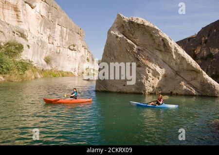 Comstock, TX 15 novembre 2008 : des kayakistes féminins explorent une partie éloignée de la rivière Pecos dans le comté de Val Verde, au Texas, lors d'une excursion en kayak d'automne dans le sud-ouest du Texas. ©Bob Daemmrich Banque D'Images