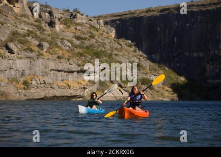 Comstock, TX 15 novembre 2008 : des kayakistes féminins explorent une partie éloignée de la rivière Pecos dans le comté de Val Verde, au Texas, lors d'une excursion en kayak d'automne dans le sud-ouest du Texas. ©Bob Daemmrich Banque D'Images