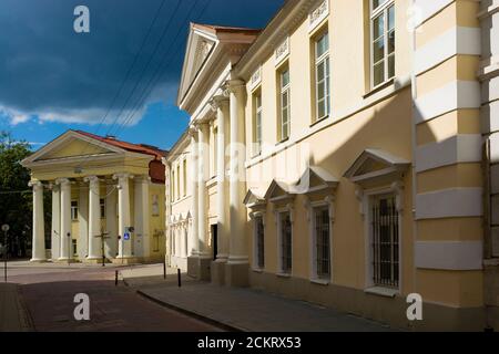 Deux palais dans la vieille ville de Vilnius - Palais Lopacinskiai sur la droite, le Palais de Choiseul (de Reuss) sur la gauche, Lituanie Banque D'Images