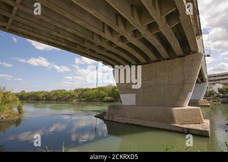 Laredo, TX 20 février 2009 : le pont international n° 1 traversant la rivière Rio Grande en direction de Nuevo Laredo, Mexique, dans le centre-ville de Laredo, Texas. ©Bob Daemmrich Banque D'Images