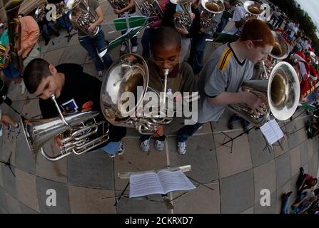 Austin, Texas, 19 décembre 2008: Environ 150 étudiants et enseignants de musique de tout le Texas se réunissent sur les marches sud du Capitole du Texas vendredi pour le 24e Noël annuel « Tuba Christmas » où les musiciens ont joué des tubes de toutes tailles tout en exécutant des chansons de Noël. ©Bob Daemmrich Banque D'Images