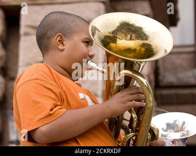 Austin, Texas, 19 décembre 2008 : environ 150 étudiants et enseignants de musique de tout le Texas se réunissent sur les marches sud du Capitole du Texas vendredi pour le 24e Noël annuel « Tuba Christmas » où des musiciens ont joué des tubes de toutes tailles tout en jouant des chansons de Noël. ©Bob Daemmrich Banque D'Images