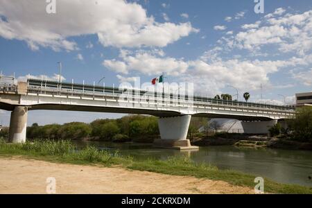 Laredo, TX 20 février 2009 : le pont international n° 1 traversant la rivière Rio Grande en direction de Nuevo Laredo, Mexique, dans le centre-ville de Laredo, Texas. ©Bob Daemmrich Banque D'Images