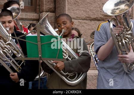 Austin, Texas, 19 décembre 2008: Environ 150 étudiants et enseignants de musique de tout le Texas se réunissent sur les marches sud du Capitole du Texas vendredi pour le 24e Noël annuel « Tuba Christmas » où les musiciens ont joué des tubes de toutes tailles tout en exécutant des chansons de Noël. ©Bob Daemmrich Banque D'Images