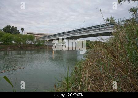 Laredo, TX 20 février 2009 : le pont international n° 1 traversant la rivière Rio Grande en direction de Nuevo Laredo, Mexique, dans le centre-ville de Laredo, Texas. ©Bob Daemmrich Banque D'Images