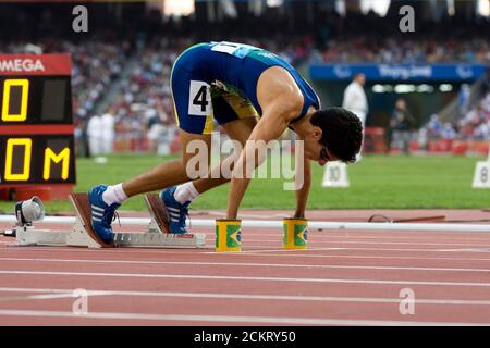 Beijing, Chine 11 septembre 2008: Jour 5 de la compétition aux Jeux paralympiques de Beijing 2008 montrant le brésilien Yohansson Nascimento utilisant des aides à la ligne de départ parce qu'il n'a pas les mains dans les hommes T46 400 mètres. ©Bob Daemmrich Banque D'Images