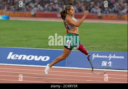 Beijing, Chine 12 septembre 2008: Sixième jour de la compétition sportive aux Jeux paralympiques de 2008, montrant Perla Bustamante (1797) du Mexique, gagnant les 100 mètres T42 pour femmes aux Jeux paralympiques, avec un record du monde en 16.32 secondes. ©Bob Daemmrich Banque D'Images