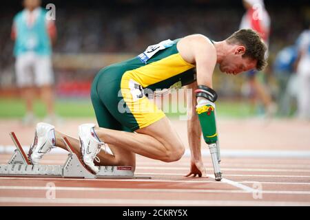 Beijing, Chine 12 septembre 2008: Sixième jour de la compétition sportive aux Jeux paralympiques de 2008 avec Heath Francis en Australie en attente du début de la course de 400 mètres pour hommes T46. Francis a gagné l'événement. ©Bob Daemmrich Banque D'Images