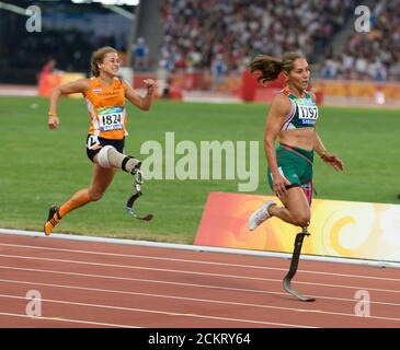 Beijing, Chine 12 septembre 2008: Sixième jour de la compétition sportive aux Jeux paralympiques de 2008, montrant Perla Bustamante (1797) du Mexique, gagnant les 100 mètres T42 pour femmes aux Jeux paralympiques, avec un record du monde en 16.32 secondes. ©Bob Daemmrich Banque D'Images