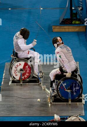 Beijing, Chine 13 septembre 2008: Le jour 8 de la compétition sportive aux Jeux paralympiques de 2008 à Beijing montre Stefan Makowski de Pologne (l) face à Alberto Pellegrini (r) d'Italie dans le sabre individuel masculin dans l'escrime en fauteuil roulant pour hommes dimanche après-midi. ©Bob Daemmrich Banque D'Images