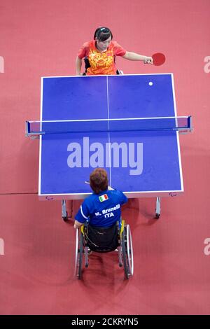 Beijing, Chine le 14 septembre 2008 : neuvième jour de compétition sportive aux Jeux paralympiques de 2008 montrant la finale de la médaille d’or du tennis de table féminin entre des concurrents de Chine et d’Italie. ©Bob Daemmrich Banque D'Images