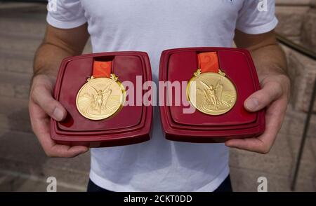 Austin, TX 22 octobre 2008: Le nageur Garrett Weber-Gale montre ses deux médailles d'or dans les relais des Jeux Olympiques d'été 2008 lors d'une cérémonie au Capitole du Texas. ©Bob Daemmrich Banque D'Images