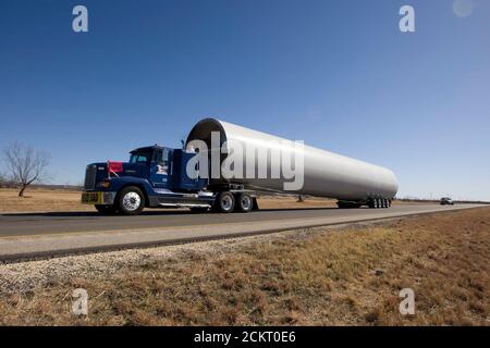 San Angelo, Texas, 21 janvier 2009 : une section de moulin à vent pour le parc éolien de l'ouest du Texas roule sur camion sur l'autoroute 87 entre Big Spring et San Angelo, Texas, alors que les compagnies d'énergie continuent d'investir dans l'énergie éolienne de l'ouest du Texas. ©Bob Daemmrich Banque D'Images