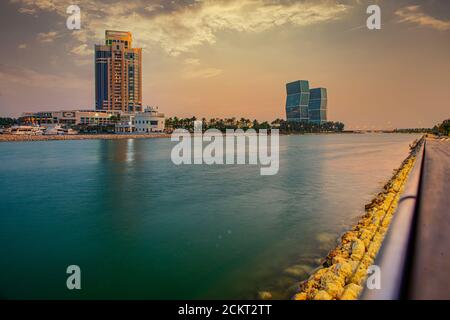 Lusail, Doha Qatar, Ritz Carlton Hotel avec tour Zig Zag avec fontaine vue sur le coucher du soleil Banque D'Images