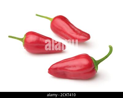 Trois piments rouges jalapeno isolés sur du blanc Banque D'Images