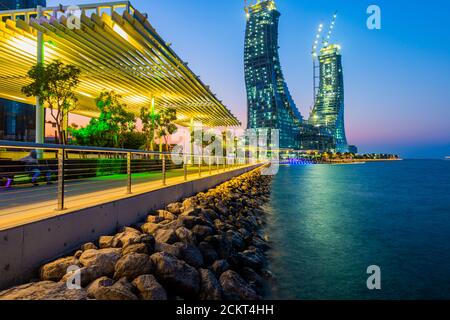 Lusail, Doha Qatar, Ritz Carlton Hotel avec tour Zig Zag avec fontaine vue sur le coucher du soleil Banque D'Images