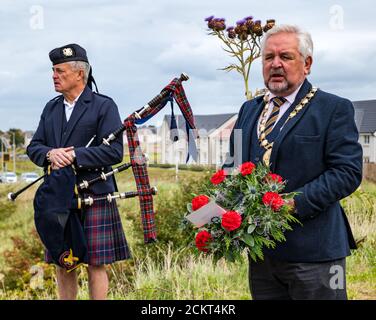 Un joueur de cornemuse avec cornemuse et Provost John McMillan avec couronne à la commémoration de la bataille de Pinkie Cleugh, East Lothian, Écosse, Royaume-Uni Banque D'Images