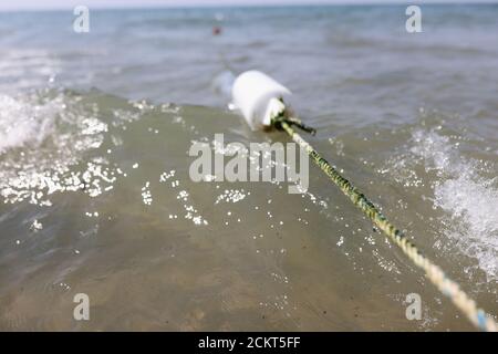 Clôture en corde dans l'océan pour la piscine. Banque D'Images