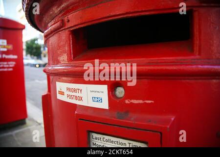 Londres, Royaume-Uni. 14 septembre 2020. Une boîte postale prioritaire Royal Mail dans la ville de Londres. Les bureaux de poste collectent des trousses d'essai remplies à partir des boîtes postales prioritaires dans le cadre du programme d'essai COVID19 du gouvernement. Credit: Dinendra Haria/SOPA Images/ZUMA Wire/Alay Live News Banque D'Images