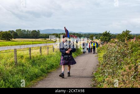 Un joueur de cornemuse mène un cortège à la commémoration de la bataille de Pinkie Cleugh par le site du champ de bataille de l'A1, East Lothian, Écosse, Royaume-Uni Banque D'Images