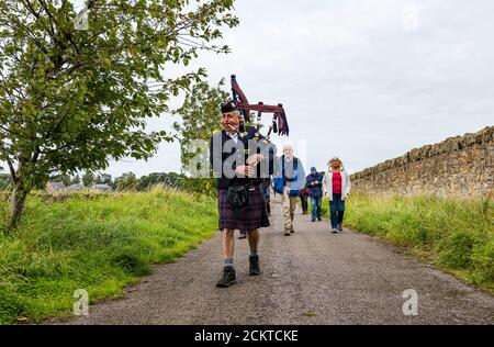 Un joueur de cornemuse mène une procession à la bataille de Pinkie Cleugh, East Lothian, Écosse, Royaume-Uni Banque D'Images