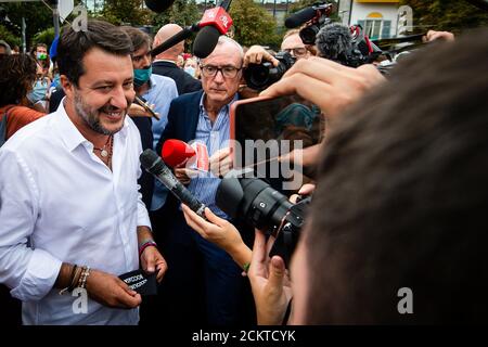 Venaria Reale, Italie. 16 septembre 2020. VENARIA REALE, ITALIE - 16 septembre 2020 : le chef du parti de la Ligue Matteo Salvini sourit lors d'un rassemblement électoral. Les 20 et 21 septembre, les Italiens voteront pour un référendum pour confirmer la réduction du nombre de parlementaires. Les mêmes jours, des élections administratives sont prévues dans 1184 municipalités et 7 régions. (Photo de Nicolò Campo/Sipa USA) crédit: SIPA USA/Alay Live News Banque D'Images