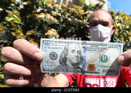 Buenos Aires, Buenos Aires, Argentine. 18 mai 2021. Les marchés financiers s'ouvrent avec l'Argentine Peso s'affaiblit à un nouveau plus bas de tous les temps et il y a des tensions sur les marchés. Il faut 145 pesos argentins pour acheter 1 dollar américain. Crédit : Claudio Santisteban/ZUMA Wire/Alamy Live News Banque D'Images