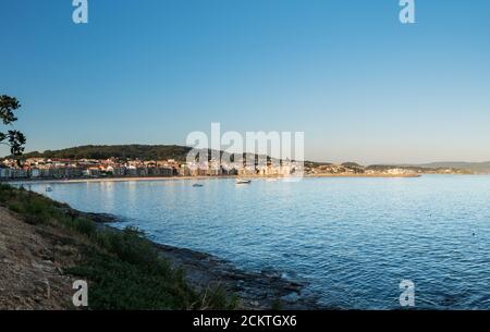 Vue panoramique sur Sanxenxo et la plage de Silgar à la fin d'une chaude journée d'été dans le Rias Baixas en Galice, Espagne. Banque D'Images