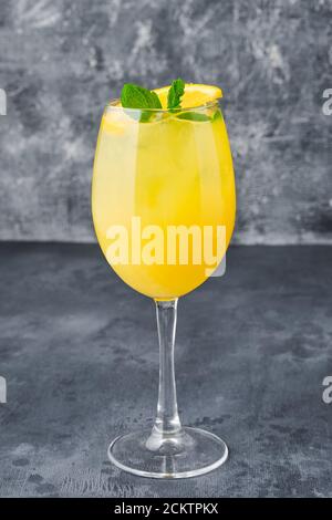 Cocktail de rhum et jus d'orange dans un verre à vin Banque D'Images