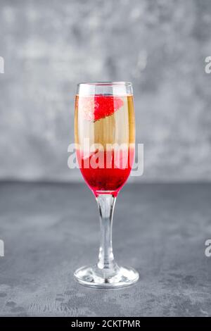 Cocktail de fraises avec vin mousseux sur fond gris de sorbde Banque D'Images