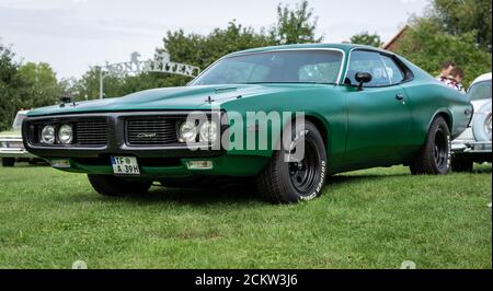 DIEDERSDORF, ALLEMAGNE - 30 AOÛT 2020: La voiture de muscle Dodge Charger, 1973. L'exposition « US car Classics ». Banque D'Images