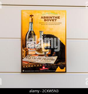 Absinthe en France et en Suisse. Motiers, dans le canton suisse de Neuchâtel, abrite le musée Absinthe, très divertissant, et sur certains murs de maisons de la ville, des affiches historiques rappellent les jours de la prohibition. La Maison de l'Absinthe a ouvert ses portes dans l'ancien poste de police de la ville. Ici, jusqu'aux années 1990, le dernier juge pour toutes les questions de lune avait son bureau et une salle d'interrogatoire. Val-de-travers, Suisse Banque D'Images