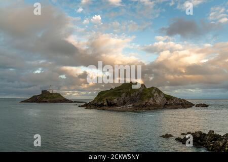 Île en mer avec le phare sur Mumbles Head à Swansea Bay Banque D'Images