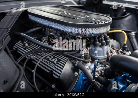 DIEDERSDORF, ALLEMAGNE - 30 AOÛT 2020 : le moteur de la voiture poney Ford Mustang (première génération). L'exposition « US car Classics ». Banque D'Images