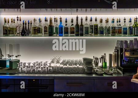 Absinthe en France et en Suisse. La fée verte - Absinthe est la première boisson alcoolisée que les femmes ont été autorisées à boire en public au milieu du XIXe siècle sans être comptées parmi la demimonde peu connue. Val-de-travers, Suisse Banque D'Images