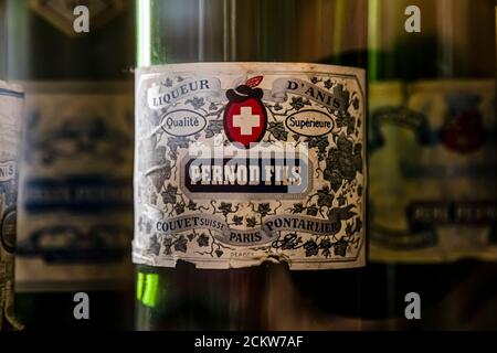 Les distilleries de Pontarlier ont décidé de fabriquer des pastis après l'interdiction de l'absinthe. Le succès de la marque Pernod la plus célèbre peut également bénéficier à ceux dont le nom est semblable à Henri-Louis Pernod et qui ne se soucient pas des fautes d'orthographe Banque D'Images