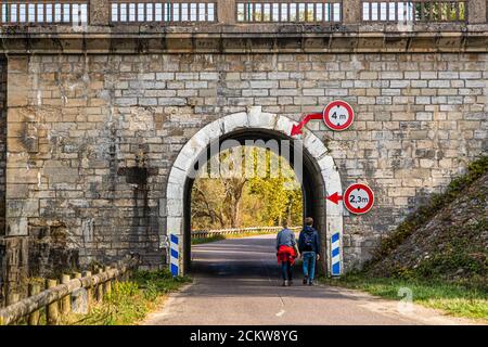 Sentier de randonnée à travers un tunnel près de Dole, France Banque D'Images