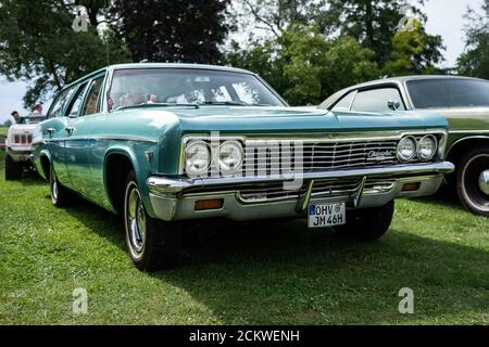 DIEDERSDORF, ALLEMAGNE - 30 AOÛT 2020 : la voiture pleine grandeur Chevrolet Caprice Estate, 1966. L'exposition « US car Classics ». Banque D'Images