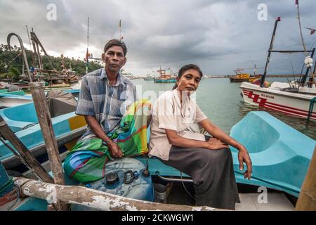 Pêcheur Sudurikku Ganadsa, âgé de 57 ans, avec sa femme. « Help Age International » lui a accordé un prêt pour acheter des filets de pêche. Il a un autre prêt qu'il a utilisé pour réparer le bateau et le moteur. Sa femme s'appelle Francisco Baduge Roslin, 50 ans. Survivant du tsunami de 2004. Sri Lanka. Banque D'Images