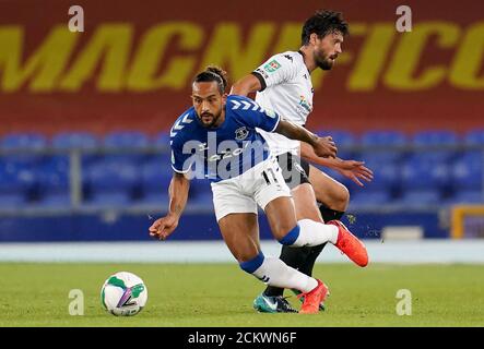 Theo Walcott d'Everton (à gauche) et Jason Lowe de Salford City se battent pour le ballon lors du deuxième tour de la Carabao Cup à Goodison Park, Liverpool. Banque D'Images