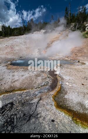 Beryl Spring, parc national de Yellowstone Banque D'Images