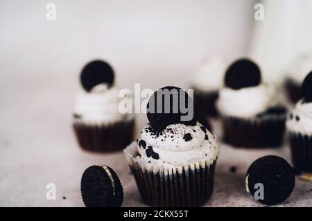 Biscuits et cupcakes à la crème, concentration sélective Banque D'Images