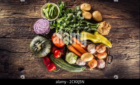 Sélection de légumes fraîchement récoltés d'automne sur un bois vintage surface Banque D'Images