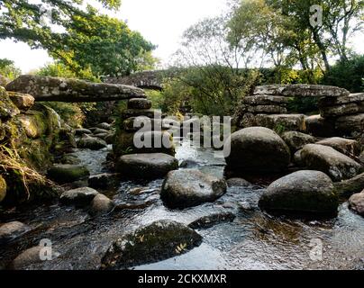 Effondrement du pont médiéval de clapper, rivière Dart à Dartmeet, la jonction des affluents de la Dart, West Dart et East Dart, Dartmoor, Devon, Royaume-Uni Banque D'Images