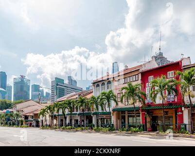 Magasins typiques dans le quartier chinois de Singapour. Les magasins sont pour la plupart de deux ou trois étages de haut, avec une boutique au rez-de-chaussée pour l'activité mercantile et une résidence au-dessus de la boutique.ce bâtiment hybride est populaire dans les centres historiques de la plupart des villes de la région de l'Asie du Sud-est. Banque D'Images