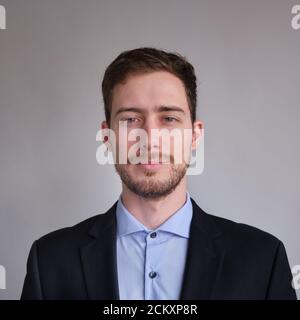 Passeport photo de l'homme caucasien mignon et bien habillé dedans veste ou costume et cravate Banque D'Images